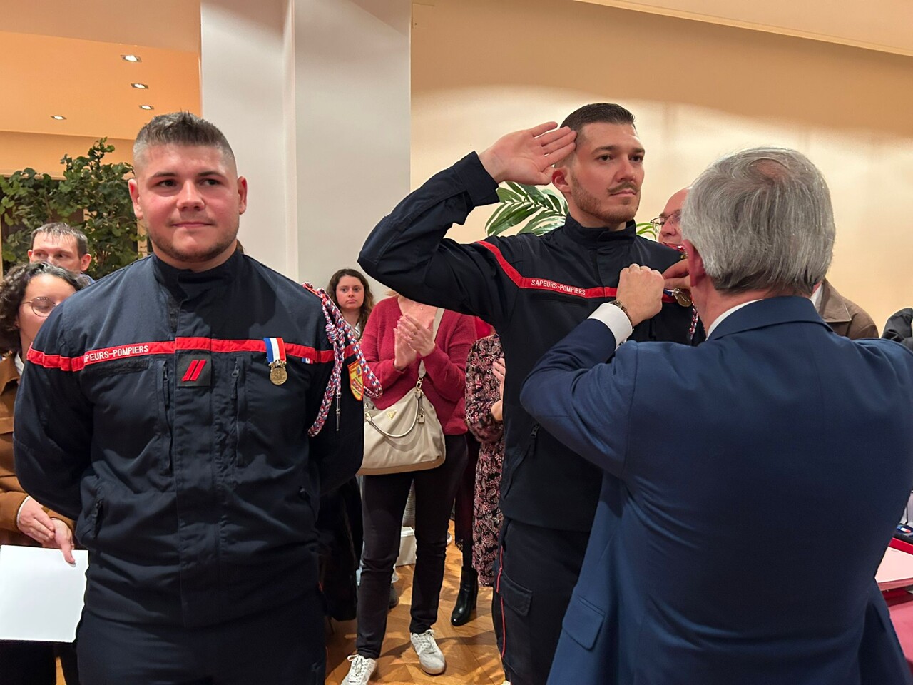 38 soignants, pompiers, policiers et secouristes décorés en préfecture