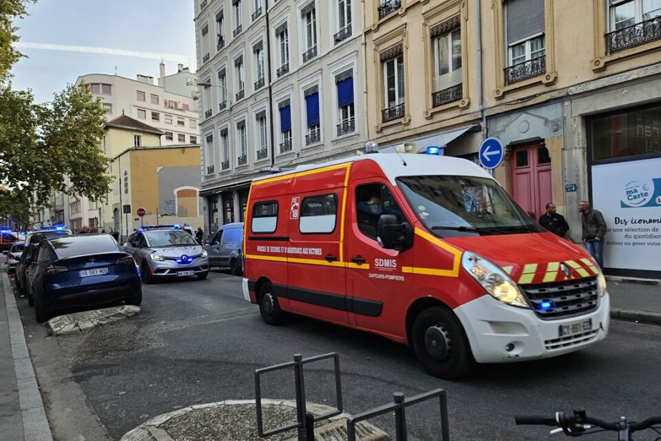 Les secours ont transporté la victime, blessée à la cheville, à l'hôpital Edouard-Herriot de Lyon.