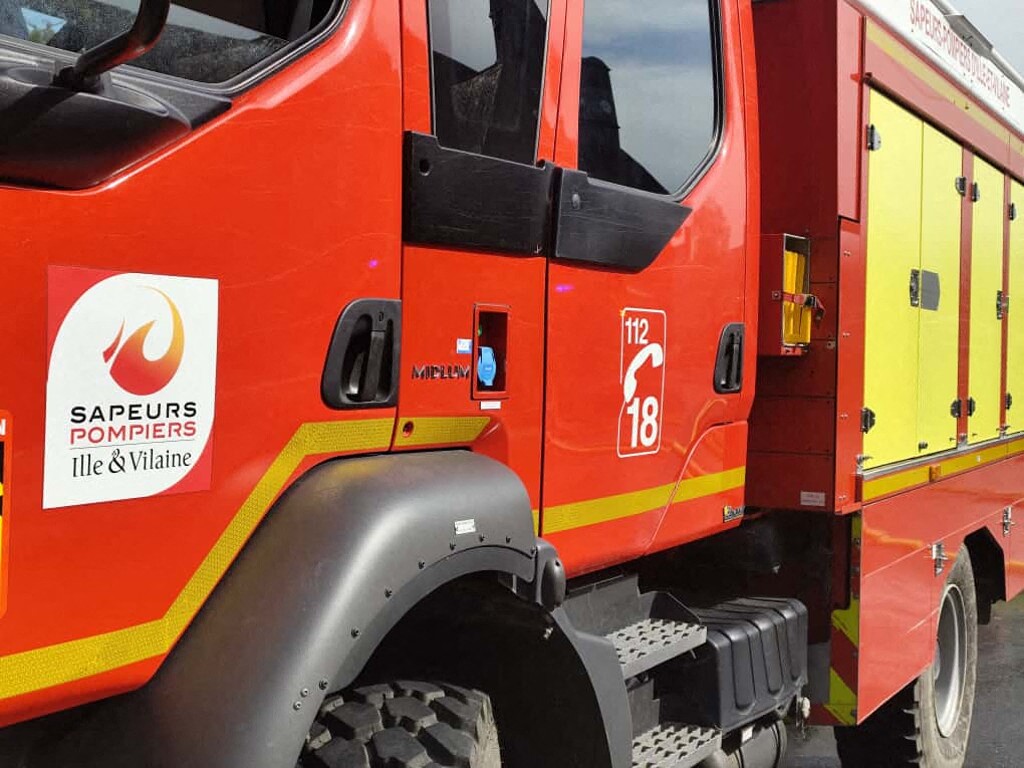 départ de feu dans un immeuble, deux occupants se retrouvent sur le toit