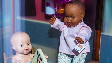 Des poupées en vitrine d'un magasin de jouet. Photo d'illustration. (LEYLA VIDAL / MAXPPP)
