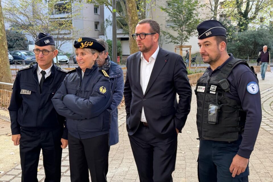 De gauche à droite : le directeur de la police nationale du Rhône, Nelson Bouard, la préfète du Rhône, Fabienne Buccio et le maire de Villeurbanne, Cédric Van Styvendael.