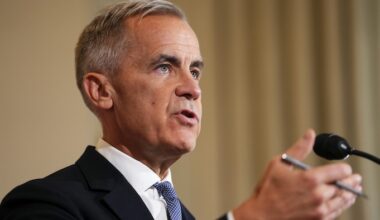 Le premier ministre Mark Carney tient une conférence de presse à la Maison du Canada à Londres, le samedi 27 septembre 2025.