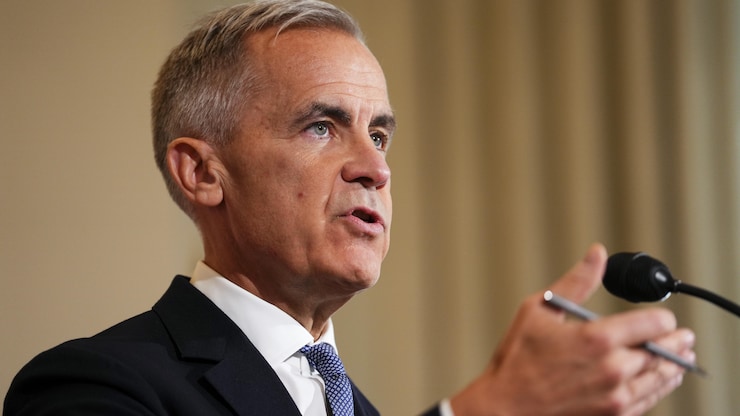Le premier ministre Mark Carney tient une conférence de presse à la Maison du Canada à Londres, le samedi 27 septembre 2025. 