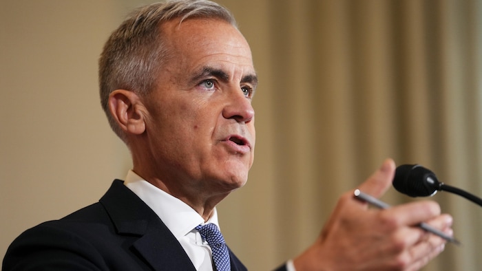 Le premier ministre Mark Carney tient une conférence de presse à la Maison du Canada à Londres, le samedi 27 septembre 2025.