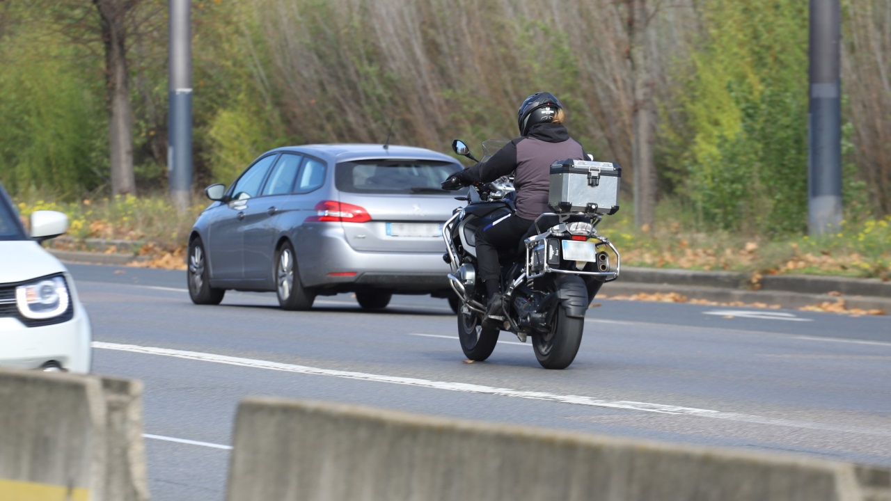 ils percutent un chevreuil avec leur moto et terminent à l'hôpital