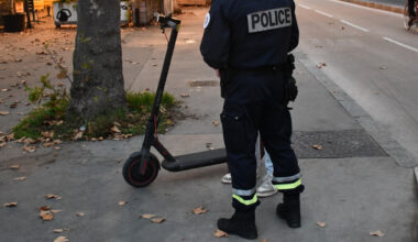le voleur de moto prend la fuite à trottinette et chute lourdement