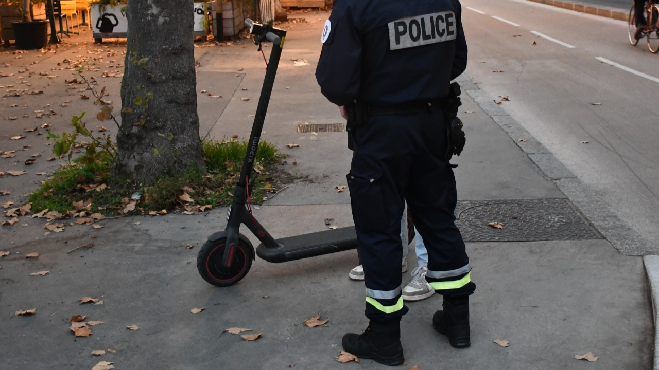le voleur de moto prend la fuite à trottinette et chute lourdement