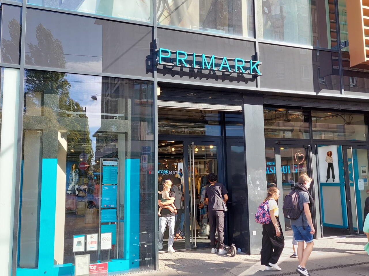 voici les magasins ouverts ce samedi 1er novembre 2025, jour férié de la Toussaint