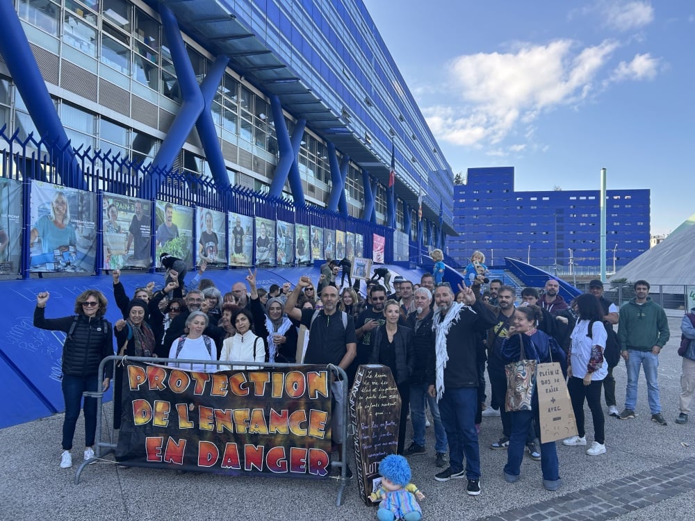 Devant l'hôtel du département, à Marseille les salariés de la protection de l'enfance dénonce "un accompagnement au rabais"
