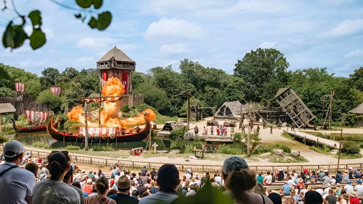 Spectacle pyrotechnique lors de l'assaut des vikings au Puy du Fou