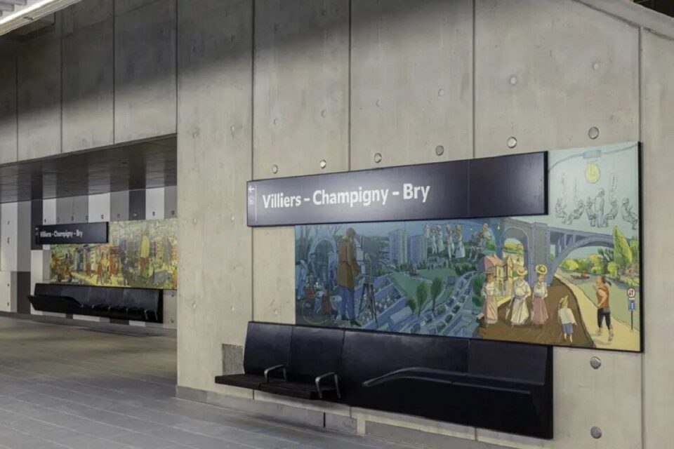 Les quais habillés de la gare, avec des places assises et une fresque artistique.