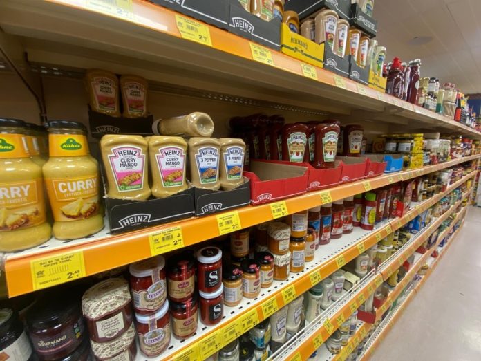 quelles sauces est la plus caloriques et fait grossir plus ou moins sauce 0 calorie Ma Santé Un rayon de sauces industrielles caloriques dans un supermaché.