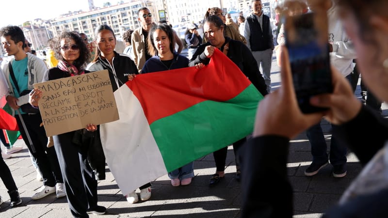 Rassemblement de la communauté malgache de Marseille sous l'ombrière du Vieux Port en soutien au mouvement social que vit Madagascar depuis septembre 2025.