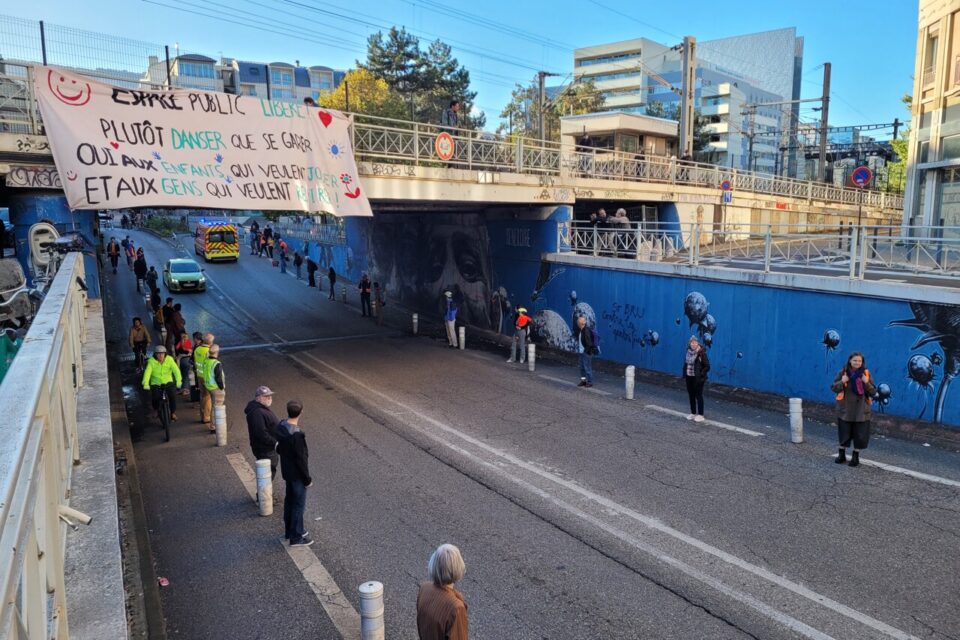 Trois associations grenobloises ont fait une opération coup de poing sur le cours Berriat pour réclamer une meilleure sécurisation des vélos sur cette artère, alors que les travaux de la Chronovélo ont été repoussés.