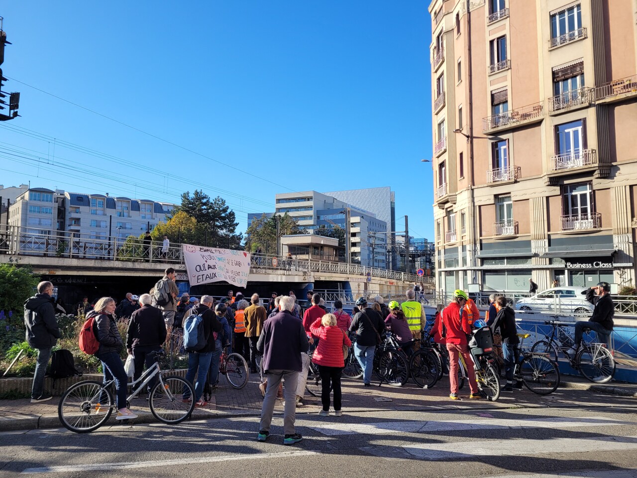 Grenoble. Opération coup de poing des cyclistes sur cet axe fréquenté et dangereux
