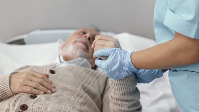 Epidémique bronchiolite un virus infantile qui menace aussi nos aînés Ma Santé Une personne âgée hospitalisée à cause de la bronchiolite.