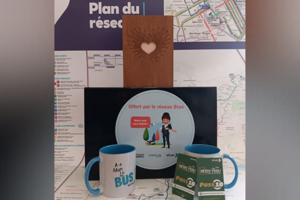 En plus de deux pass 10 voyages, le réseau Stan a offert plusieurs cadeaux aux jeunes mariés.