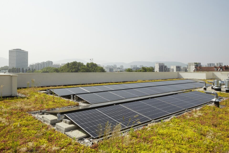Les toits terrasses des deux bâtiments de la résidence sont équipés de panneaux photovoltaïques.