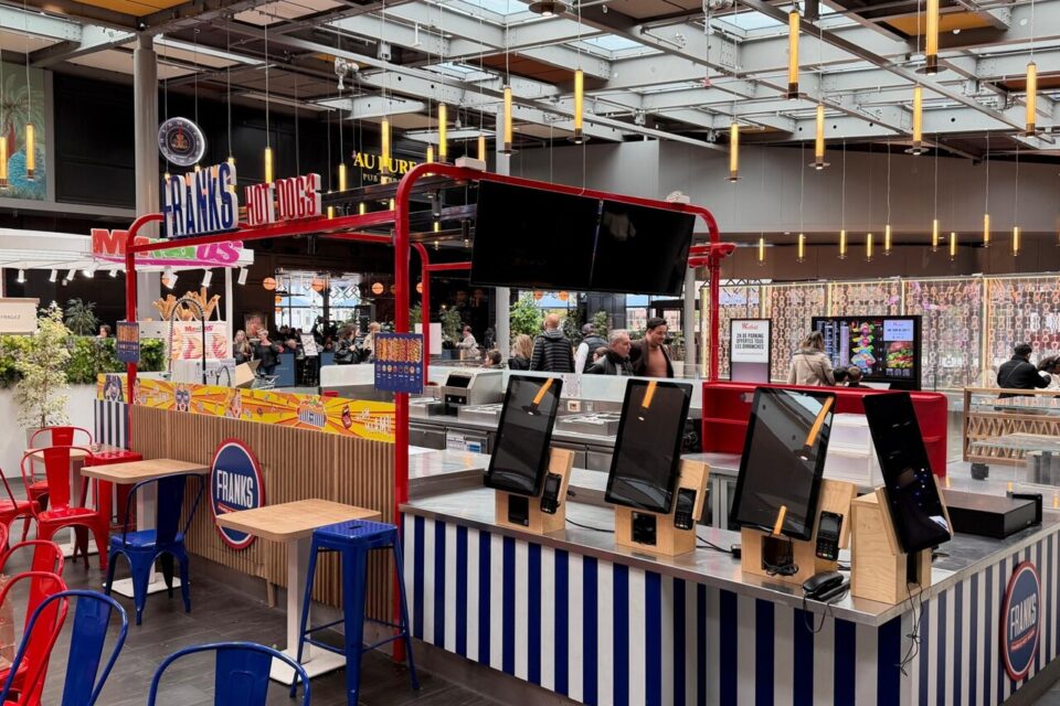 Le restaurant Franks Hot Dogs est à l'abandon au centre commercial de Lyon Part-Dieu.
