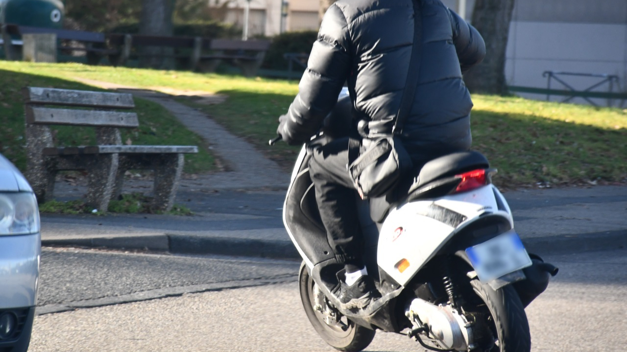 un policier blessé après avoir été percuté par un scooter