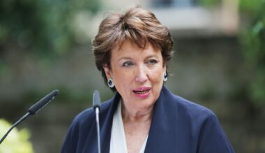 “Pour que je lui donne du fric” : Roselyne Bachelot balance sur Pierre-Jean Chalençon