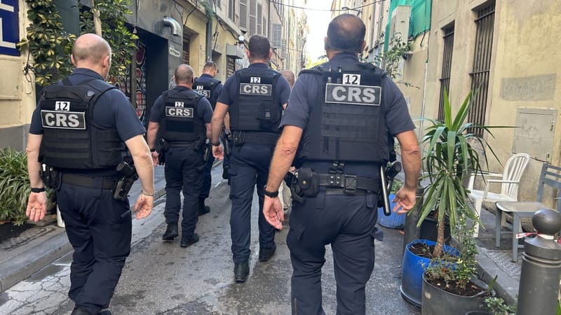 Rue des Récollettes, les clients de 3 snacks ont dû interrompre leur déjeuner et abandonner leurs assiettes suite à la fermeture de l'établissement.