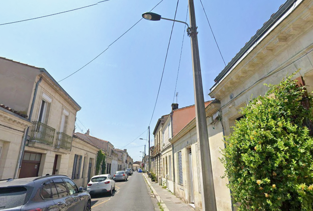 À Bordeaux, un homme de 55 ans décède dans l'incendie de sa maison malgré l'intervention des pompiers