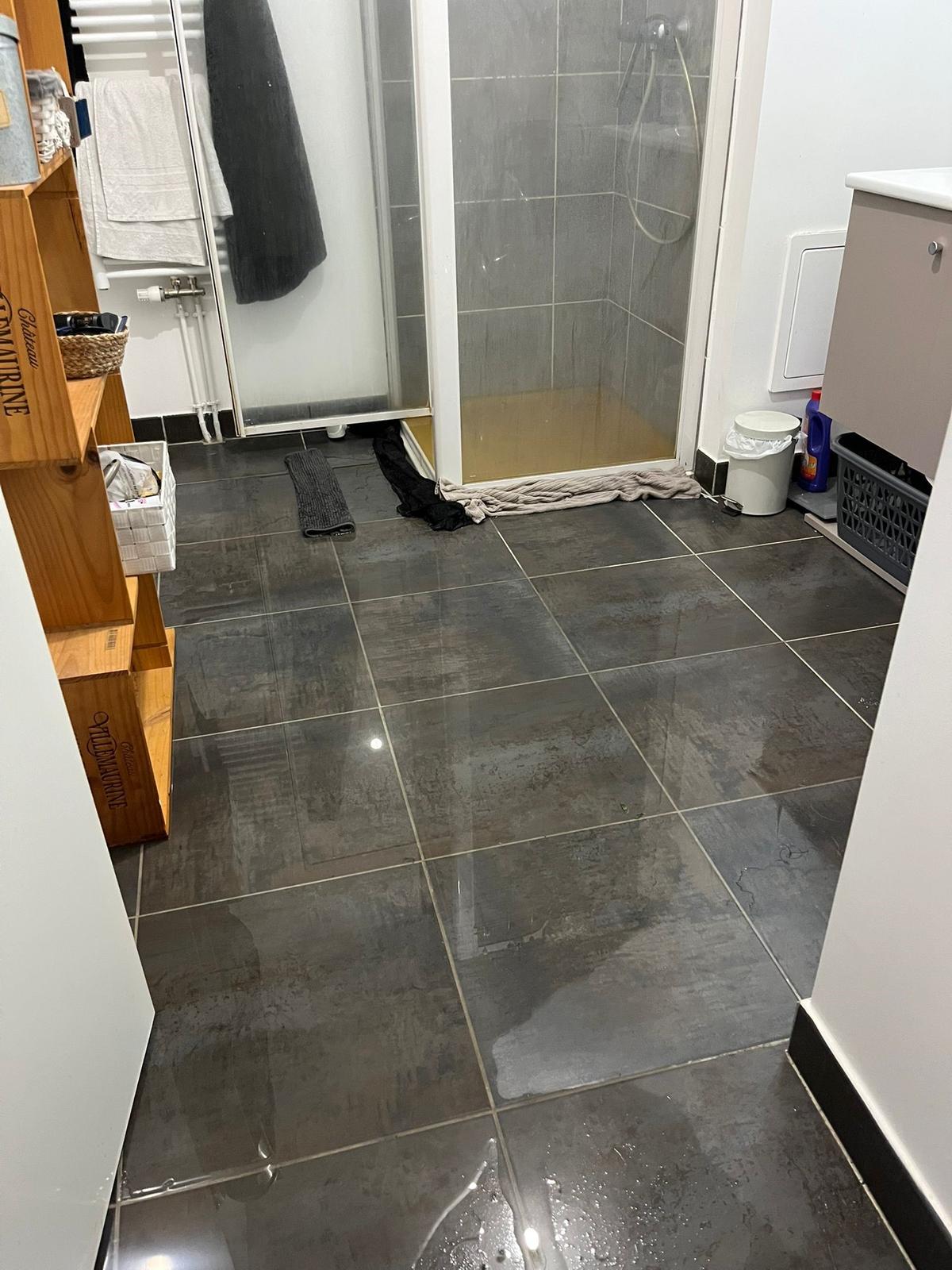 Les eaux usées sont remontées dans les appartements du rez-de-chaussée par les douches.