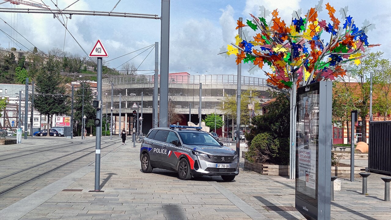 la police attrape un drôle d'escroc