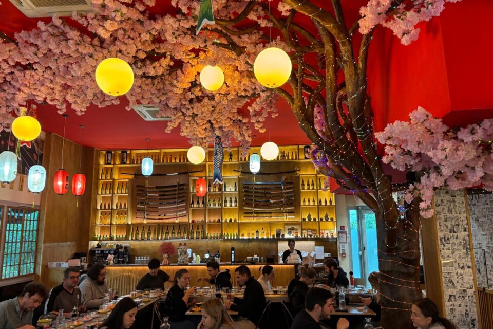 Le cerisier en fleurs artificiel et ses 600 branches, vient tout droit du Japon, comme les autres éléments de décor.