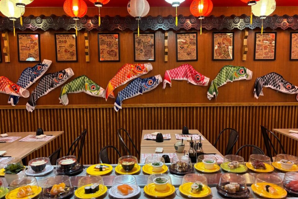 Les petits plats défilent sur le tapis roulant de 70 mètres de long. C'est assez ludique et pratique !