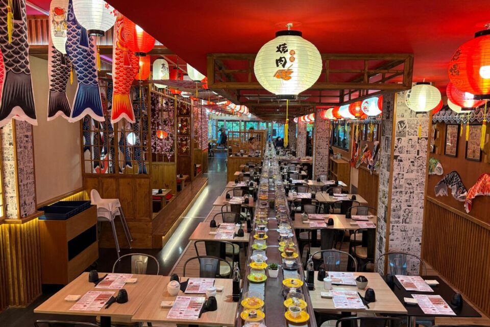 Saké Sushi est connu pour son légendaire tapis roulant de 70 mètres de long. Après plus de deux mois de fermeture, l'établissement s'est métamorphosé.