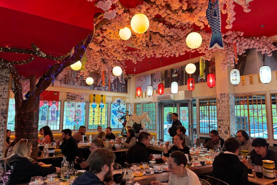 Le cerisier en fleurs artificiel et ses 600 branches, vient tout droit du Japon, comme les autres éléments de décor.