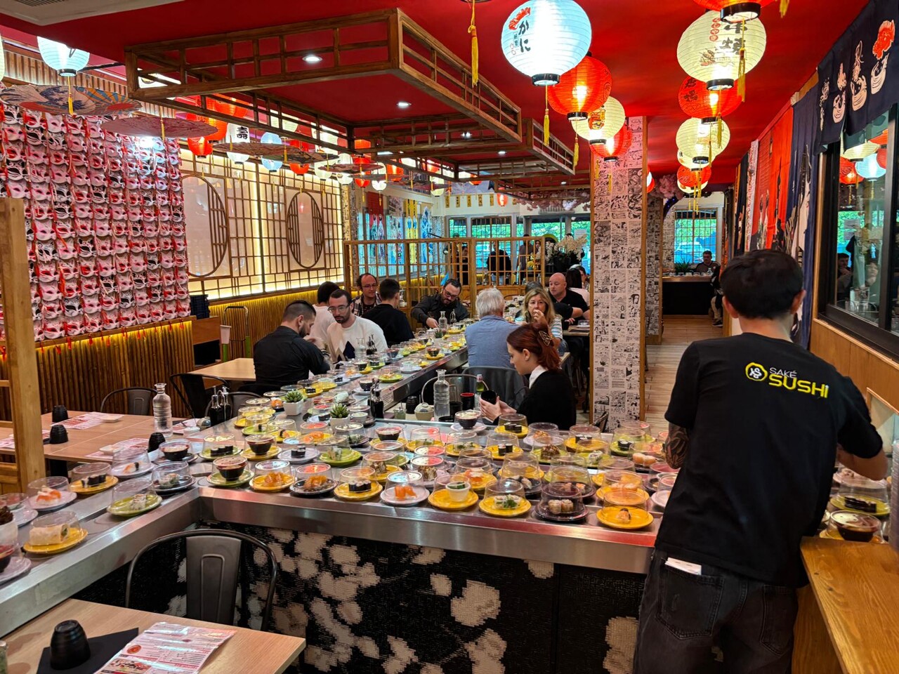 Près de Toulouse, l’étonnante métamorphose de ce célèbre resto japonais au tapis roulant géant