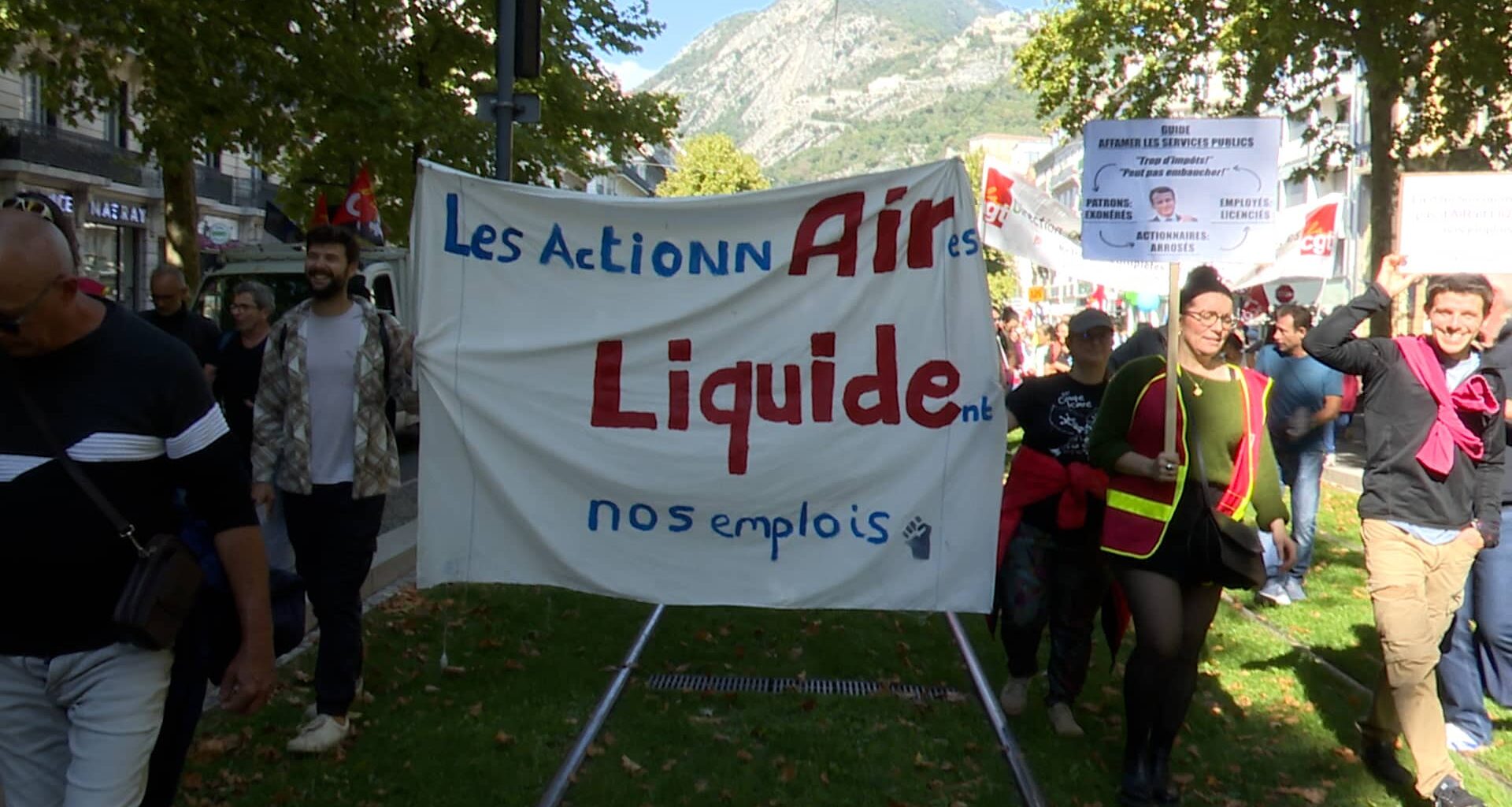 Après le piquet de grève installé devant Air Liquide Sassenage le 2 octobre au matin, une délégation de salariés a rejoint la manifestation. © Joël Kermabon - Place Gre'net