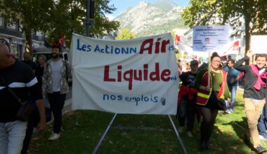 Après le piquet de grève installé devant Air Liquide Sassenage le 2 octobre au matin, une délégation de salariés a rejoint la manifestation. © Joël Kermabon - Place Gre'net