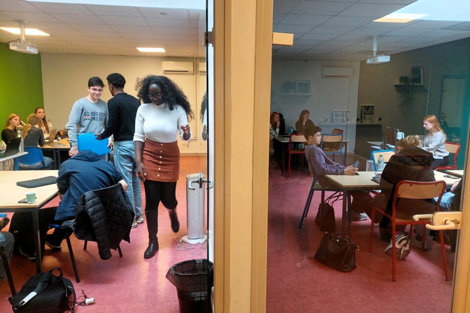 L'école dispose de 13 salles de cours. 