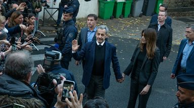 Nicolas Sarkozy et Carla Bruni avant le départ pour la prison de la Santé de l'ex-président, le 21 octobre 2025