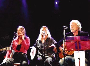 De retour sur scène pour quelques chansons à l’occasion d’un concert de François au Sentier des Halles, à Paris, en 2011.