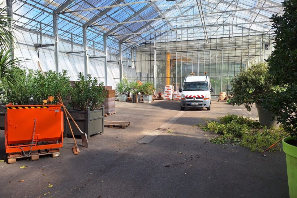Les jardinières sont ramenées au niveau des serres de l'Orangerie.