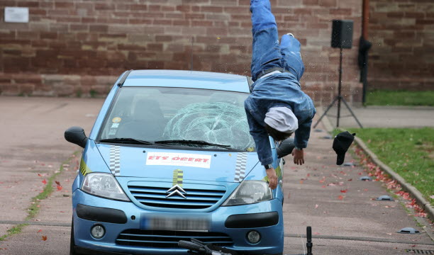Simulation d’une collision à 50kmh entre une voiture et une personne en trottinette. Sans casque c’est game-over.   Photo Jean-Marc Loos