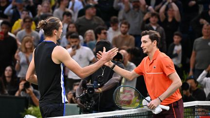 Le Français Ugo Humbert serre la main de son adversaire, l'Allemand Alexander Zverev, lors de la finale du Rolex Paris Masters, remportée par Zverev, le 3 novembre 2024, à Paris. (CHRISTOPHE SAIDI / SIPA)