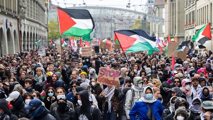 Une manifestation en soutien à la Palestine à Berne (Suisse), le 11 octobre 2025. (PETER KLAUNZER / AP / SIPA)