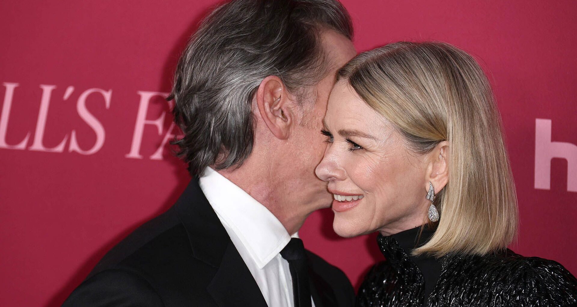 Jupe satinée et diamants aux oreilles, Naomi Watts rayonnante au bras de son mari Billy Crudup