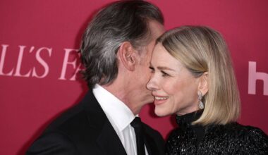 Jupe satinée et diamants aux oreilles, Naomi Watts rayonnante au bras de son mari Billy Crudup