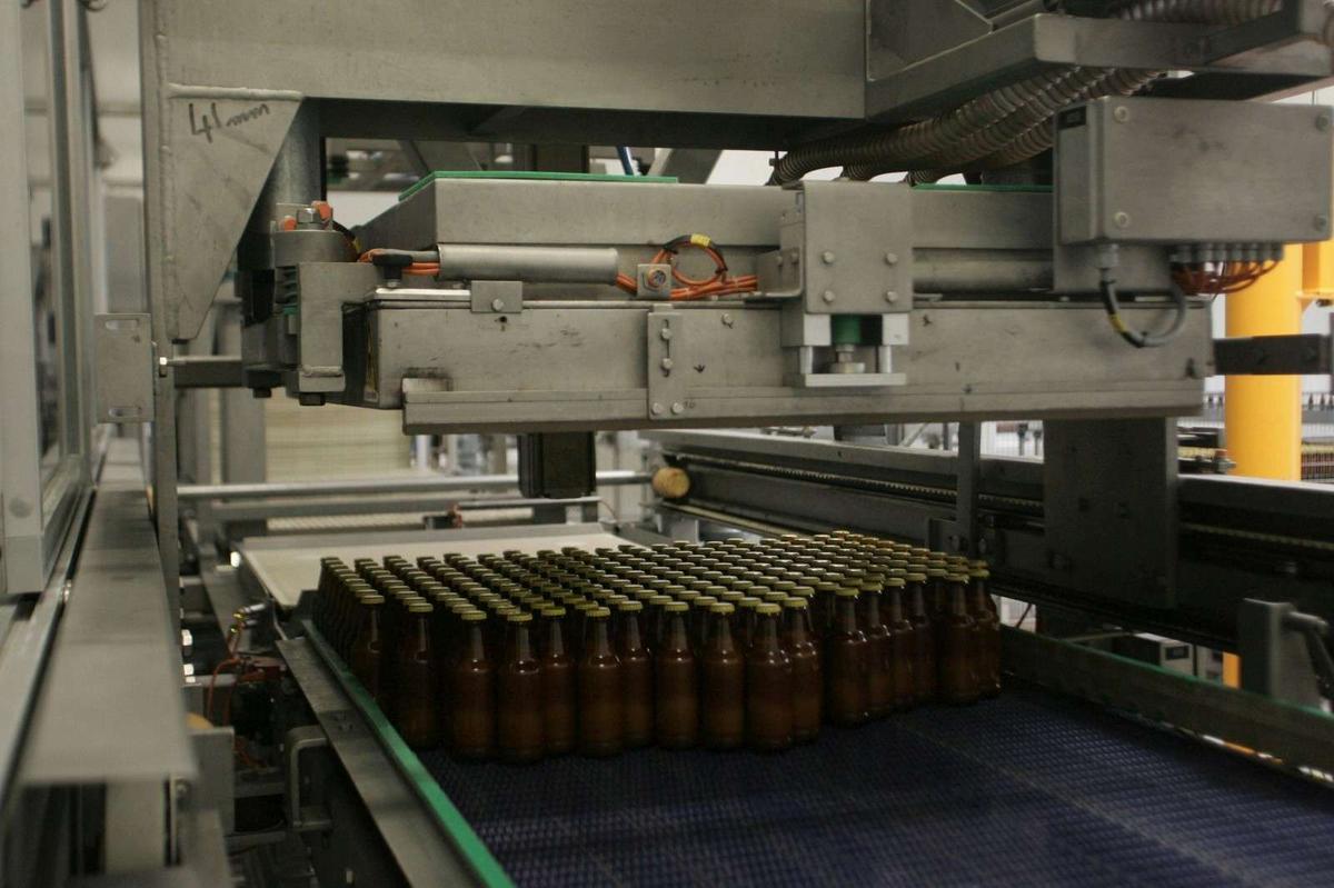 La chaîne d’embouteillage de l’usine de fabrication de la boisson lactée chocolatée Cacolac en 2006, à Léognan.