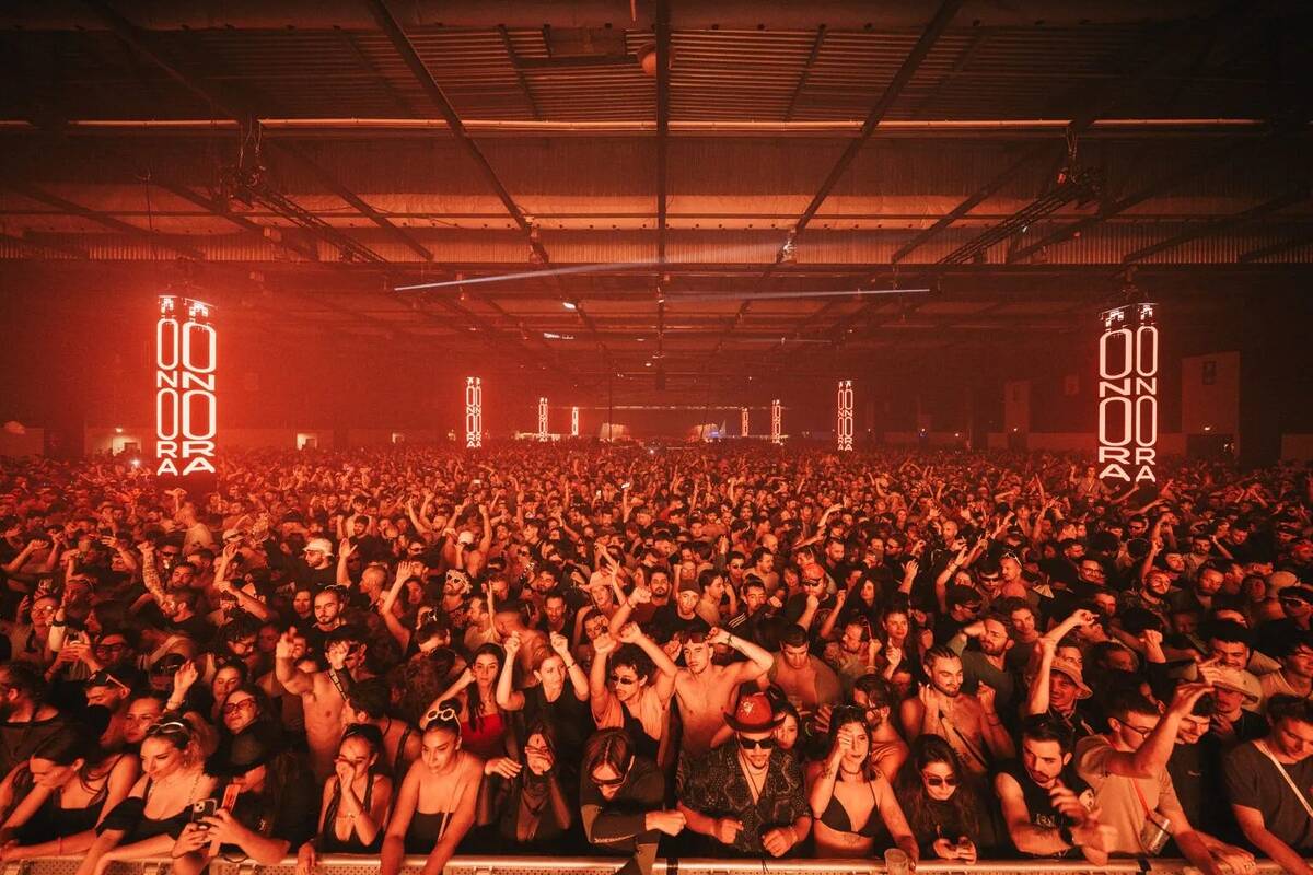 Le public devant la scène et les artistes du festival - Sonora
