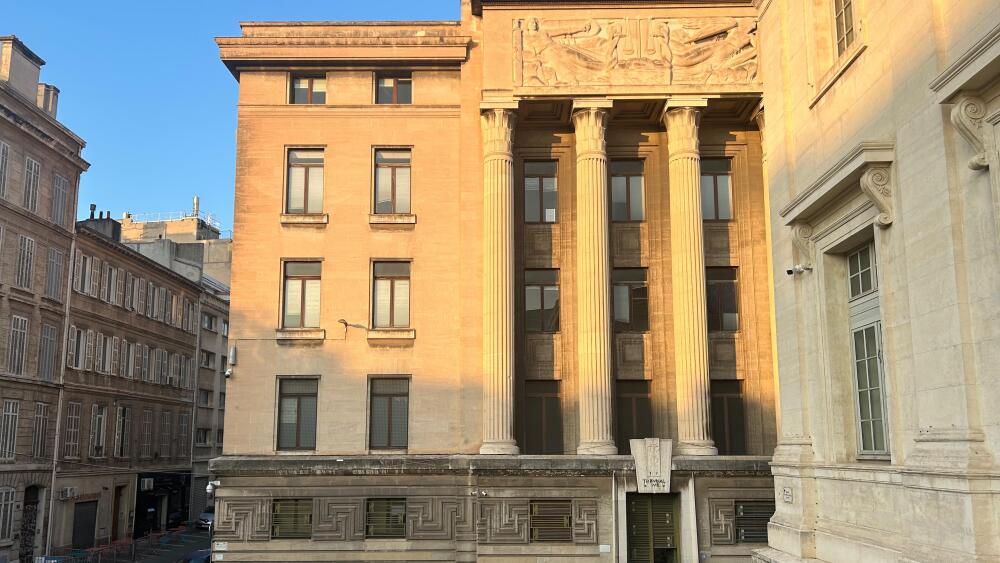 Jusqu'à 7 ans ferme pour les proxénètes "lover boys", jugés à Marseille pour avoir prostitué 60 Roumaines