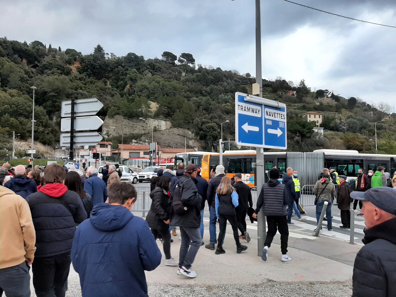 Nice. Circulation intense, bus déviés... Une grosse foule attendue dans ce quartier