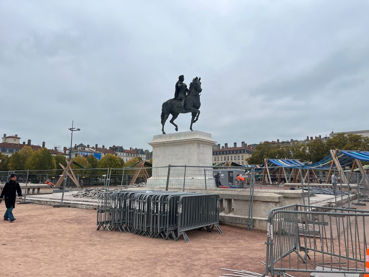 Lyon. La statue de Louis XIV encore en travaux sur la place Bellecour : voici pourquoi
